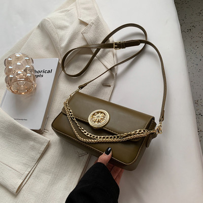 Τσάντα χειρός με χρυσή αλυσίδα και διακοσμητικά στοιχεία