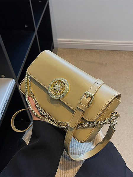 Τσάντα χειρός με χρυσή αλυσίδα και διακοσμητικά στοιχεία