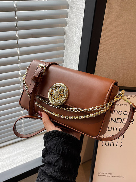 Τσάντα χειρός με χρυσή αλυσίδα και διακοσμητικά στοιχεία