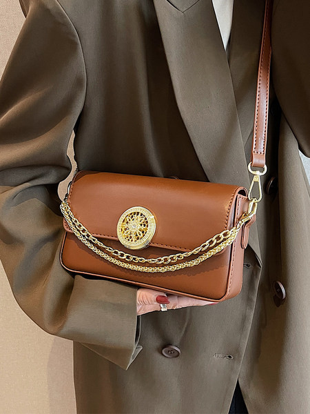 Τσάντα χειρός με χρυσή αλυσίδα και διακοσμητικά στοιχεία