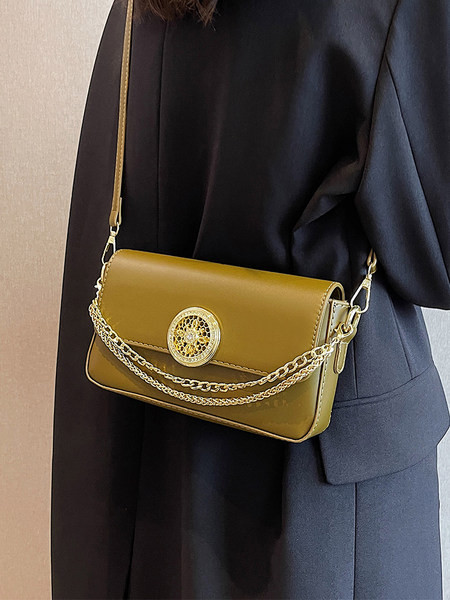 Τσάντα χειρός με χρυσή αλυσίδα και διακοσμητικά στοιχεία