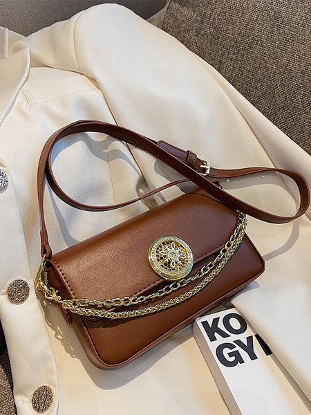 Τσάντα χειρός με χρυσή αλυσίδα και διακοσμητικά στοιχεία