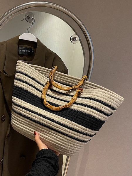 Új női táskák – mindennapi méretűek