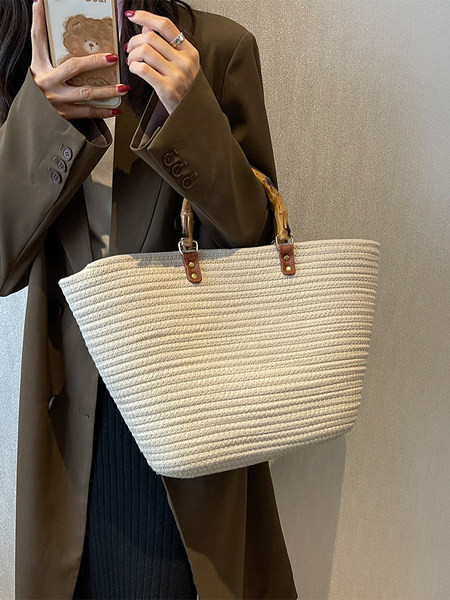 Új női táskák – mindennapi méretűek