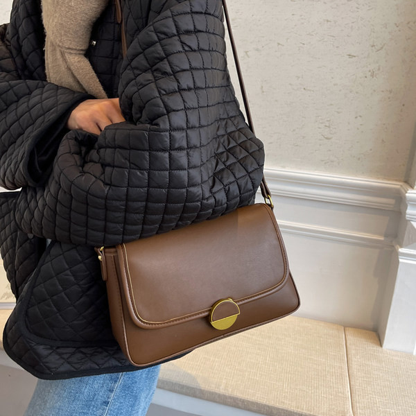 Uue mudeliga naiste nahast kott metallist lukuga