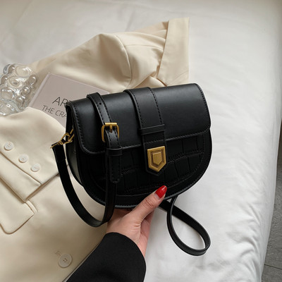 Γυναικεία casual τσάντα με μεταλλικό κούμπωμα