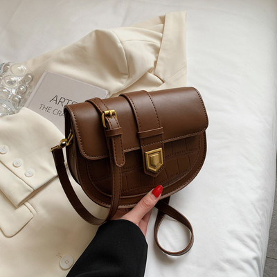 Γυναικεία casual τσάντα με μεταλλικό κούμπωμα