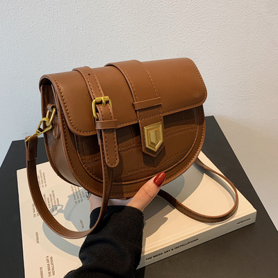 Γυναικεία casual τσάντα με μεταλλικό κούμπωμα