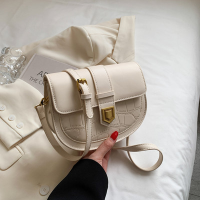 Γυναικεία casual τσάντα με μεταλλικό κούμπωμα