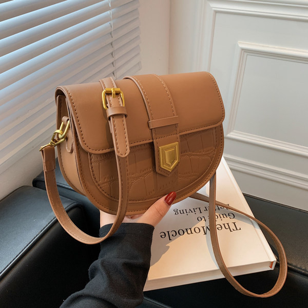 Γυναικεία casual τσάντα με μεταλλικό κούμπωμα