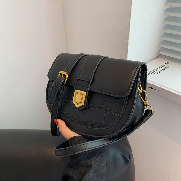 Γυναικεία casual τσάντα με μεταλλικό κούμπωμα