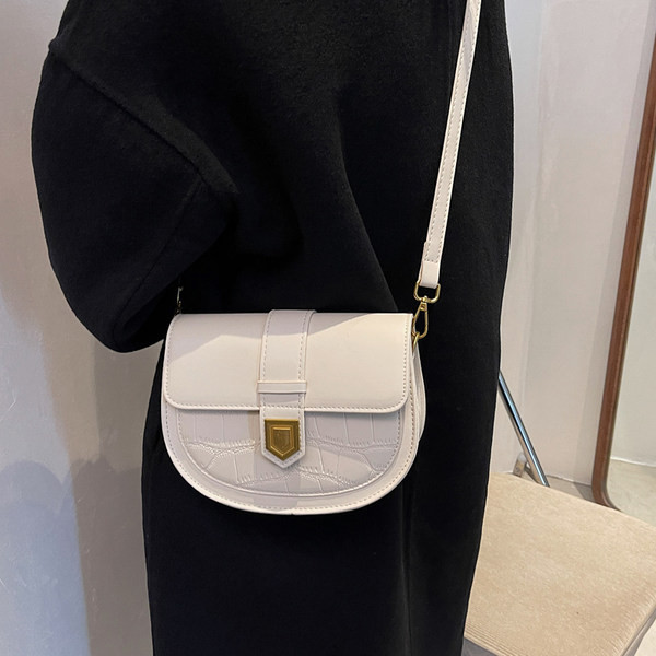 Γυναικεία casual τσάντα με μεταλλικό κούμπωμα