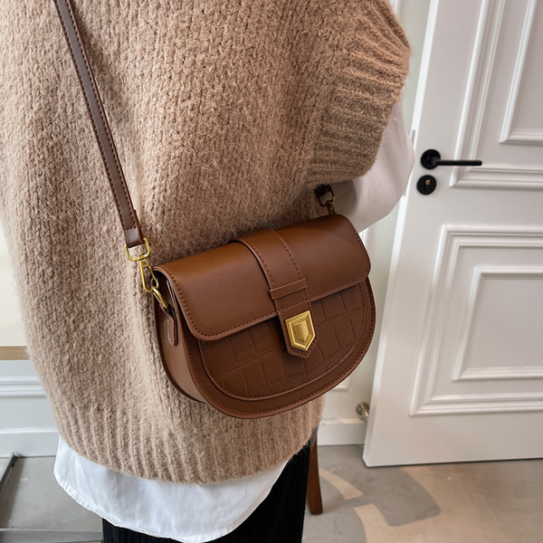 Γυναικεία casual τσάντα με μεταλλικό κούμπωμα