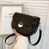 Kézitáska bőr lánccal és dekoratív csattal