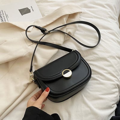 Kézitáska bőr lánccal és dekoratív csattal