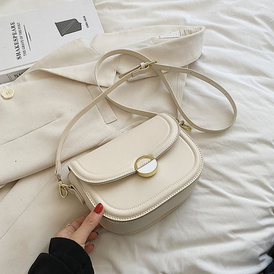 Kézitáska bőr lánccal és dekoratív csattal