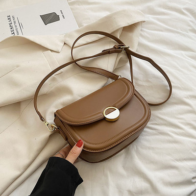 Kézitáska bőr lánccal és dekoratív csattal