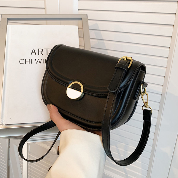 Kézitáska bőr lánccal és dekoratív csattal