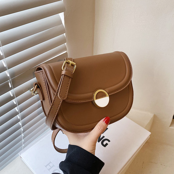 Kézitáska bőr lánccal és dekoratív csattal