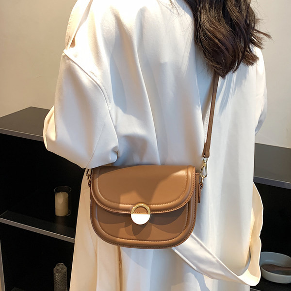 Kézitáska bőr lánccal és dekoratív csattal