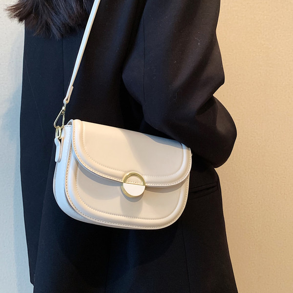 Kézitáska bőr lánccal és dekoratív csattal