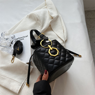 Moteriški krepšiai – mažas kvadratas