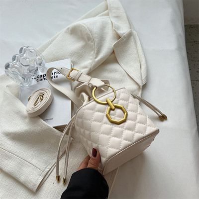 Moteriški krepšiai – mažas kvadratas