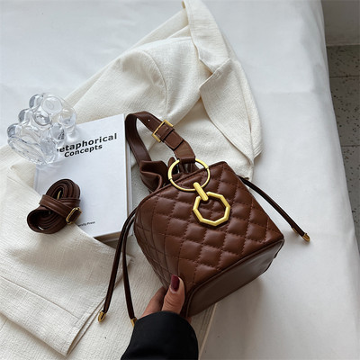 Moteriški krepšiai – mažas kvadratas