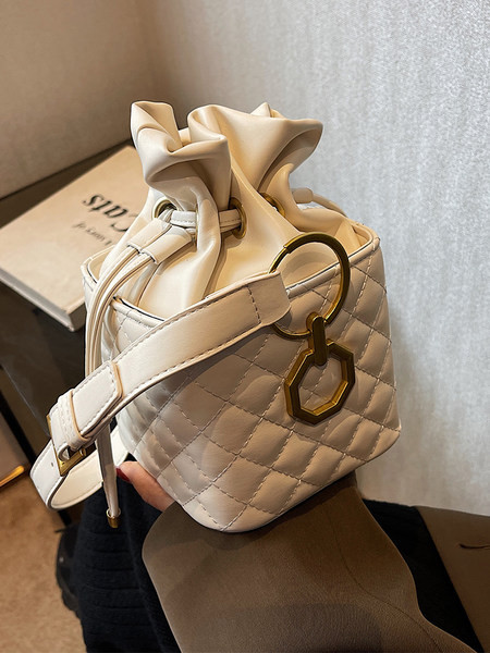 Moteriški krepšiai – mažas kvadratas