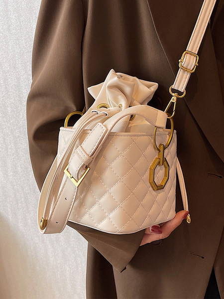 Moteriški krepšiai – mažas kvadratas