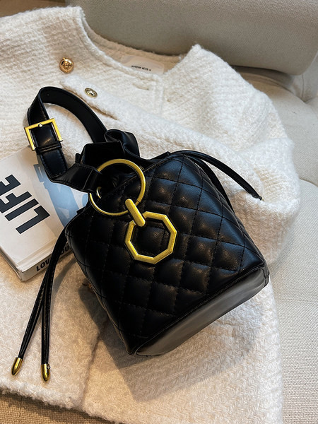 Moteriški krepšiai – mažas kvadratas