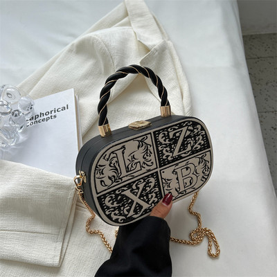 Moderni lagamino tipo rankinė su pečių grandinėle