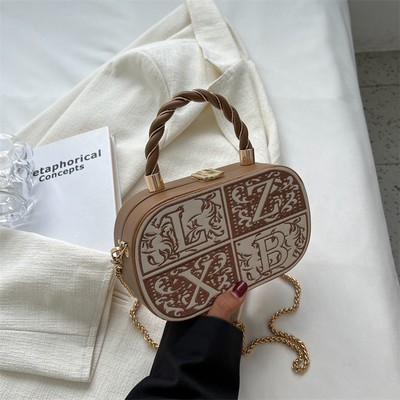 Moderni lagamino tipo rankinė su pečių grandinėle