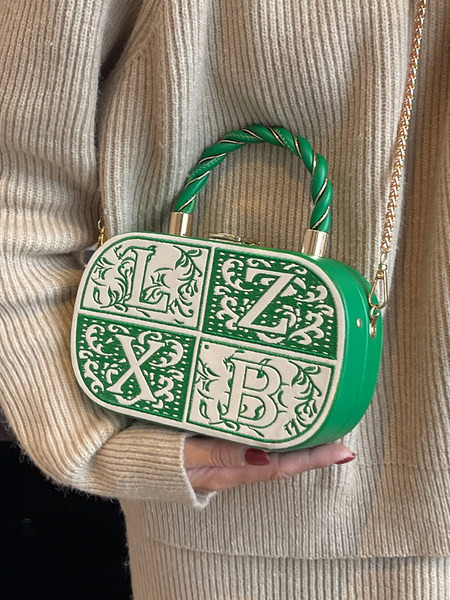 Moderni lagamino tipo rankinė su pečių grandinėle