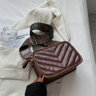 Moteriška maža rankinė su plačiu pečių dirželiu