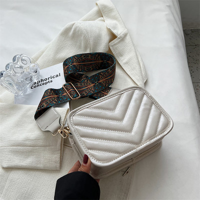 Moteriška maža rankinė su plačiu pečių dirželiu