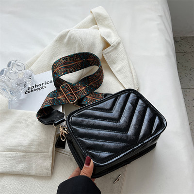 Moteriška maža rankinė su plačiu pečių dirželiu