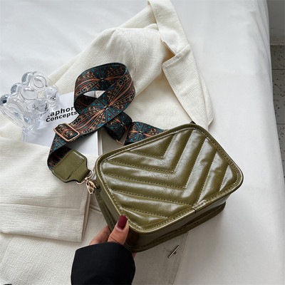 Moteriška maža rankinė su plačiu pečių dirželiu