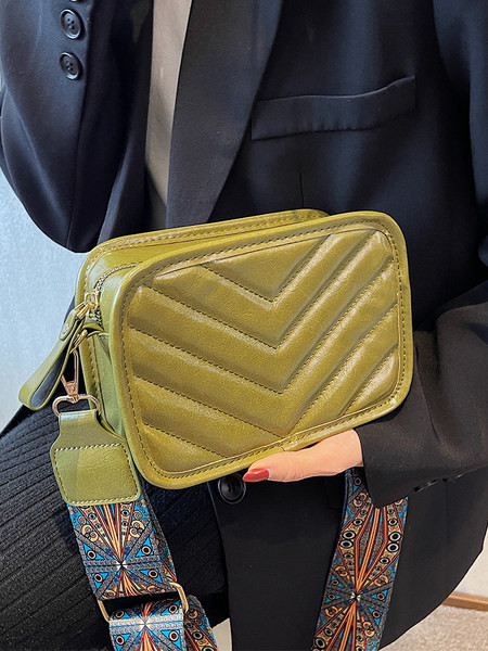 Moteriška maža rankinė su plačiu pečių dirželiu