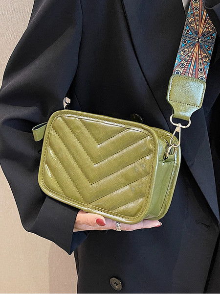 Moteriška maža rankinė su plačiu pečių dirželiu