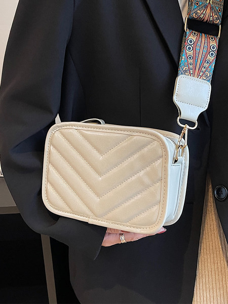 Moteriška maža rankinė su plačiu pečių dirželiu