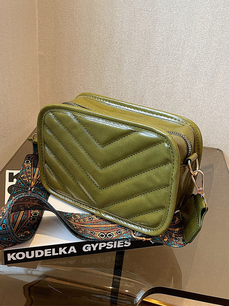 Moteriška maža rankinė su plačiu pečių dirželiu