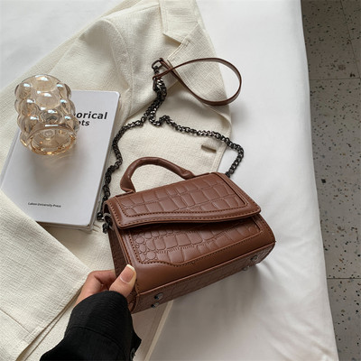 Madinga moteriška odinė rankinė su pečių grandinėle