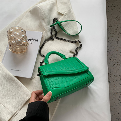 Madinga moteriška odinė rankinė su pečių grandinėle