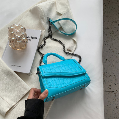 Madinga moteriška odinė rankinė su pečių grandinėle