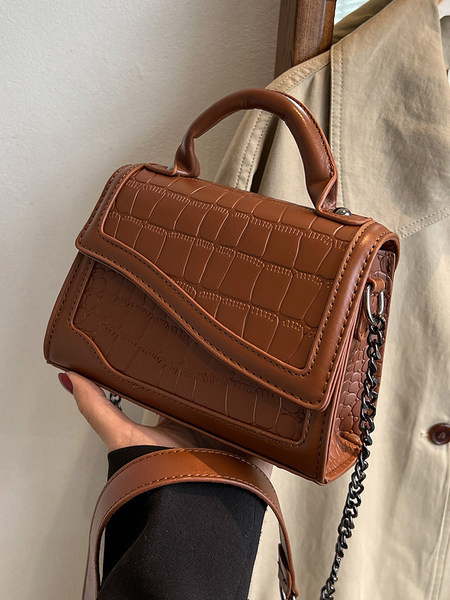 Madinga moteriška odinė rankinė su pečių grandinėle