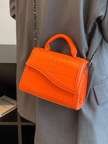 Madinga moteriška odinė rankinė su pečių grandinėle