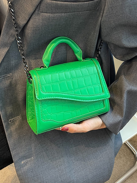 Madinga moteriška odinė rankinė su pečių grandinėle