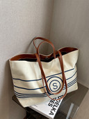 Didelė rankinė - užsegama užtrauktuku