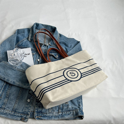 Didelė rankinė - užsegama užtrauktuku